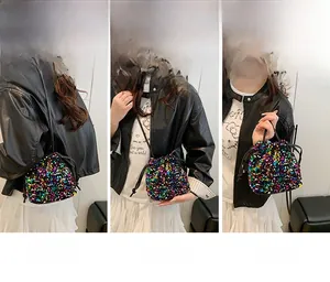Détail du sac seau à paillettes colorées doté d'une fermeture pratique à cordon de serrage