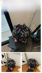 Vue détaillée du sac seau à paillettes colorées avec bandoulière noire et fini brillant
