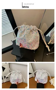 Détail du sac seau à paillettes blanches avec fini iridescent et bandoulière en corde