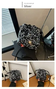 Détail du sac seau à paillettes argentées avec bandoulière noire élégante