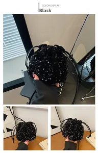 Vue détaillée du sac à bandoulière noir à paillettes avec fermeture à cordon