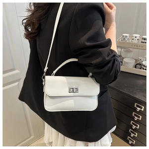 Détail du sac à bandoulière blanc avec fermoir rotatif argenté et fine bandoulière