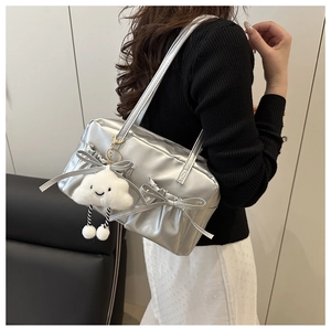 Sac à bandoulière argenté avec nœuds en soie et breloque nuage en peluche blanche