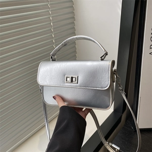 Petit Sac Carré en Cuir PU à Bandoulière pour Femme Sac à Main Minimaliste Urbain Fermoir Tournant Métallique Avec Bandoulière Réglable