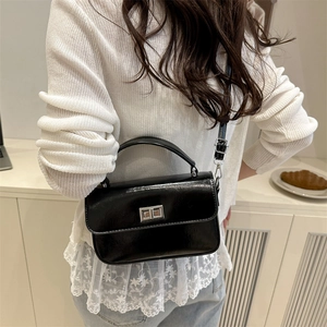 Petit sac carré noir brillant avec fermoir argenté et bandoulière pour femmes