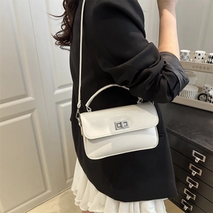 Sac à main blanc élégant pour femme avec fermoir rotatif argenté et bandoulière