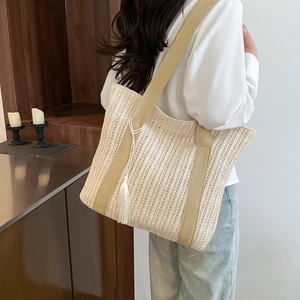 Grand sac cabas en paille tissée crème avec sangles en toile et détail pompon