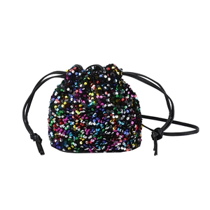 Sac seau chic avec paillettes colorées et cordon noir sur fond blanc, style tendance