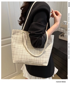 Détail de la texture tissée à carreaux et de la poignée en corde blanche du sac cabas
