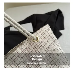 Détail de l'œillet et de l'anse en corde sur un grand sac cabas en toile tissée