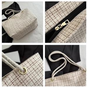 Détail du sac cabas à carreaux beige avec anses en corde, fermeture éclair et texture