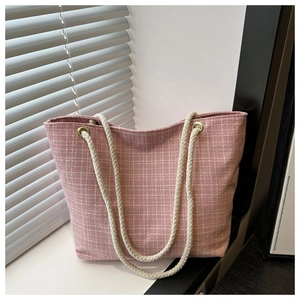 Détail du sac fourre-tout en toile à carreaux rose clair avec poignée en corde et œillets
