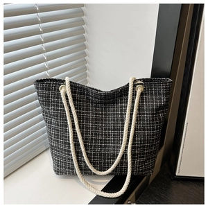 Détail du grand sac cabas en tweed noir et blanc avec anses en corde de coton