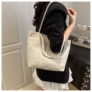 Détail du sac cabas en tweed avec anses en corde tressée et tissu à carreaux