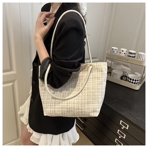 Détail du sac cabas en tweed blanc avec texture tissée et larges anses en corde tressée
