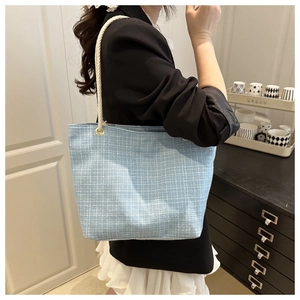 Détail du sac cabas tissé à carreaux bleu clair avec anses en corde de coton douces