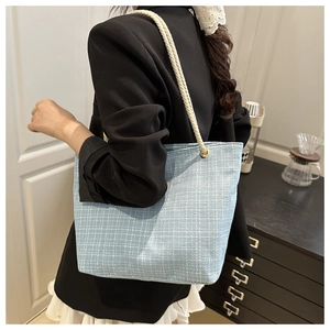 Détail du grand sac cabas en tweed bleu clair avec texture quadrillée et anses en corde
