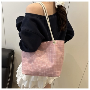 Détail du sac cabas à carreaux roses avec bretelles en corde de coton et œillets en métal