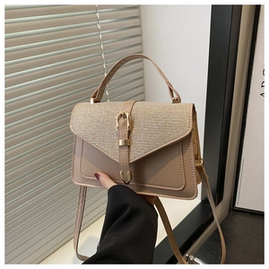 Dettaglio borsa beige con patta glitterata scintillante e fibbia metallica decorativa
