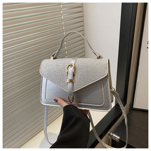 Dettaglio borsa con paillettes argento con chiusura dorata e tracolla sottile