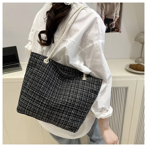 Détail du grand cabas en tweed à carreaux noir et blanc avec poignée en corde de coton