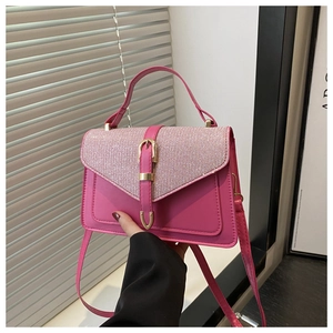 Dettaglio borsa a mano rosa con patta glitterata e fibbia in metallo argento