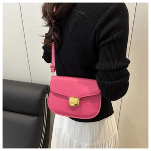 Vue détaillée du sac besace magenta tendance avec boucle dorée sur le mannequin