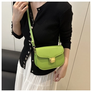 Détail du sac selle vert fluo en cuir PU doté d'un fermoir en métal doré haut de gamme