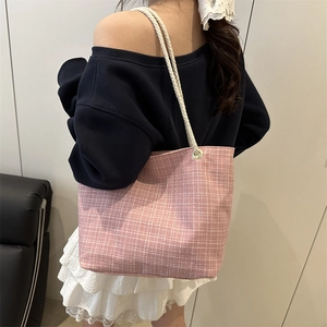 Sac cabas en tweed à carreaux roses avec anses en corde de coton pour un look décontracté