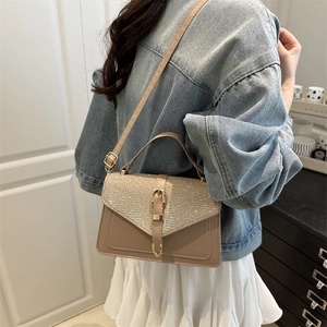 Elegante borsa a tracolla beige con patta di paillettes e fibbia in metallo stile lifestyle