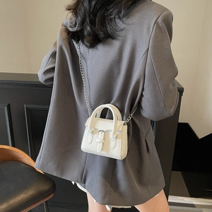 Petit sac carré blanc en cuir PU avec bandoulière chaîne argentée et boucle décorative