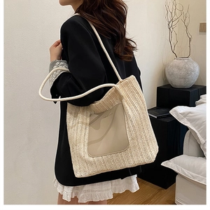 Détail du sac cabas en paille tissée avec poche en similicuir et bandoulière en corde