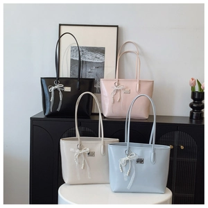 Sacs cabas chic en quatre couleurs avec breloques perles et nœuds en dentelle