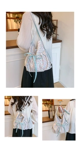 Détail du sac cabas en toile à fleurs avec texture plissée et cordon à carreaux bleus