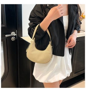 Champagner Hobo-Tasche mit eleganter Silhouette und Textur, kombiniert mit modernem Outfit