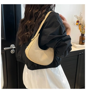 Detail der champagnerfarbenen Halbmond-Tasche mit Glitzertextur und Goldschnalle