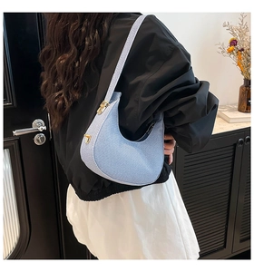 Hellblaue Halbmond-Tasche mit gewebter Textur und goldenem Drehverschluss an der Schulter