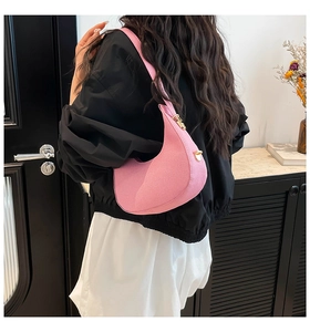 Detailansicht der rosa Halbmond-Tasche mit Narbenstruktur und goldener Hardware