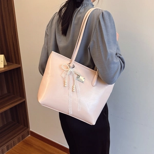 Sac fourre-tout chic rose clair avec cuir brillant et décor de nœud en dentelle perlée