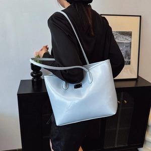 Grand sac cabas minimaliste bleu glacier en cuir PU de qualité porté à l'épaule du modèle
