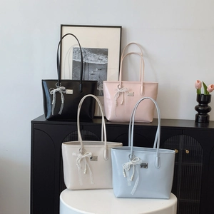 Sacs cabas minimalistes en quatre couleurs avec nœuds en dentelle et détails en métal