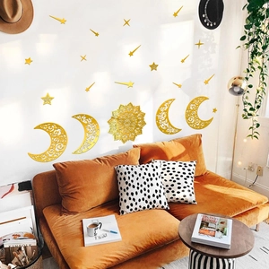 Goldene Acryl-Wandaufkleber mit Mond und Mandala über einem orangefarbenen Samtsofa