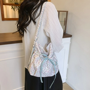 Blumige Beuteltasche mit lila Blumenmuster und blauem Karo-Band für den Frühlingslook