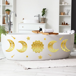 Goldene Spiegel-Wandtattoos mit Mondphasen und Mandala-Mustern auf einer Badewanne