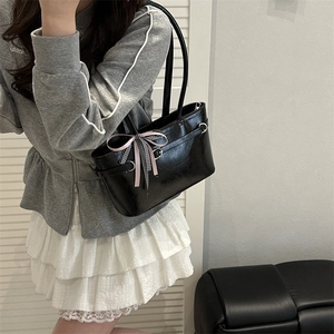 Borsa tote in pelle verniciata nera lucida con fiocco rosa e spalline sottili