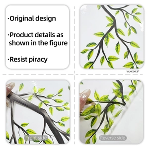 Détail du film de fenêtre en PVC transparent avec feuilles vertes et textures de branches