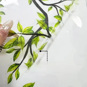 Détail de l'impression couleur recto-verso sur des autocollants de fenêtre feuilles vertes