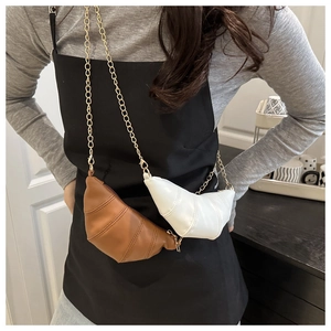 Détails des mini sacs bandoulière en forme de croissant en cuir marron et blanc