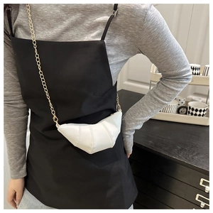 Détail de la mini sacoche croissant blanche matelassée avec bandoulière en chaîne
