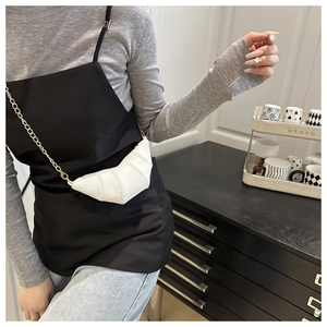 Détail du sac croissant blanc avec cuir plissé et bandoulière en chaîne dorée